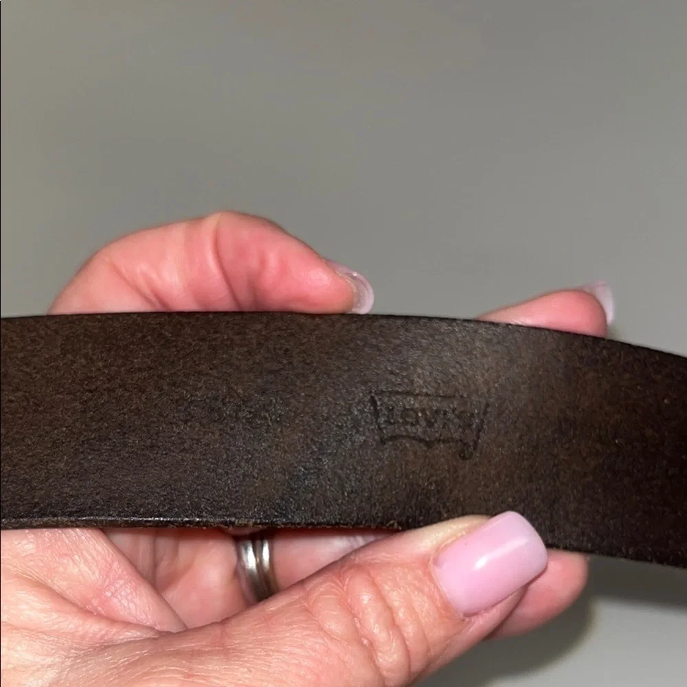 Levi’s dark brown Leather Belt preowned size 32/ silver tone buckle